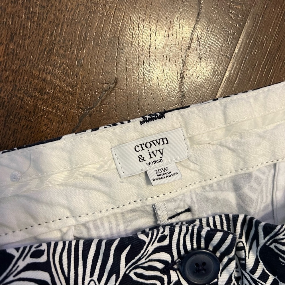 Crown & Ivy Zebra Print Shorts 20W - Picture 3 of 4